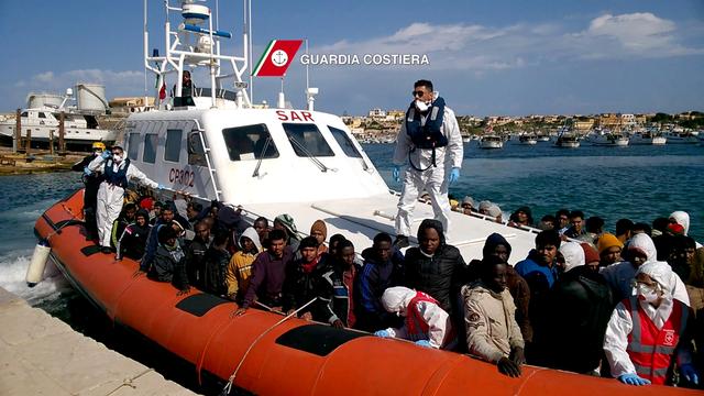 Les garde-côtes italiens accostent avec des migrants dans le port de Lampedusa. [GUARDIA COSTIERA]