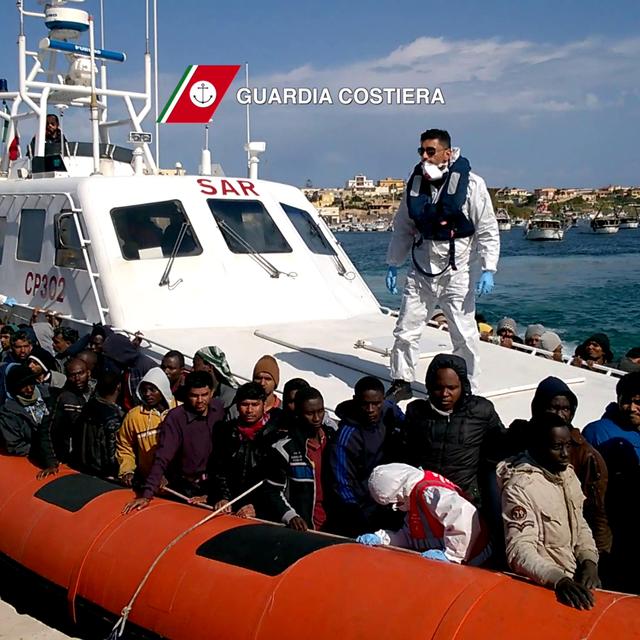 Les garde-côtes italiens accostent avec des migrants dans le port de Lampedusa. [GUARDIA COSTIERA]