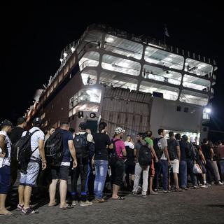 Des centaines de migrants ont embarqué sur un ferry pour quitter l'île de Kos. [AFP - Louisa Gouliamaki]