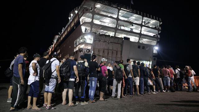 Des centaines de migrants ont embarqué sur un ferry pour quitter l'île de Kos. [AFP - Louisa Gouliamaki]