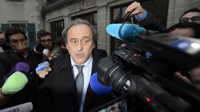 Michel Platini, entouré de journalistes, lors de son audition au TAS mardi dernier. [Laurent Gillieron]