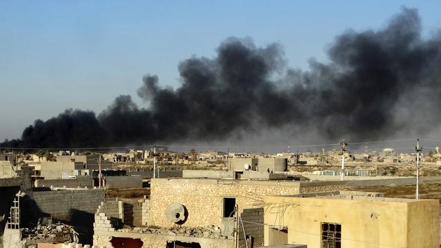 De la fumée s'élève d'une position de l'EI après un raid de la coalition sur Ramadi. [AP/Keystone - Osana Sami]