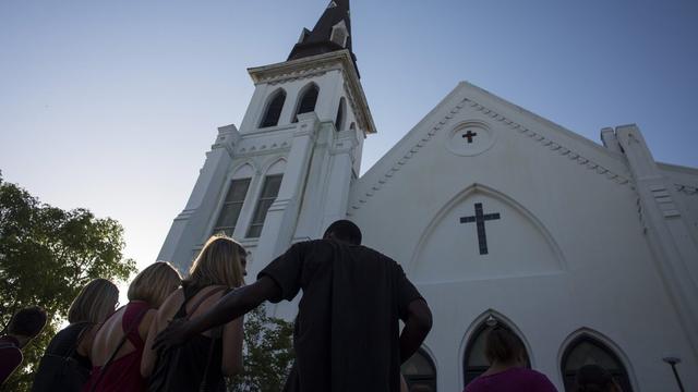 Une cérémonie en hommage aux victimes a eu lieu jeudi soir aux abords de l'Eglise Emmanuel, où a eu lieu le drame. [John Taggart]