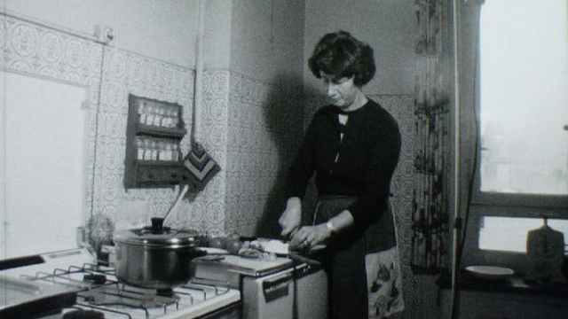 Yvonne L'Huillier lors de l'enregistrement de la séquence culinaire de l'émission Actualité au féminin, 1971 [RTS]