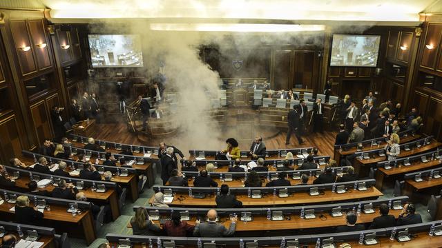 Les principaux partis d'opposition sont hostiles au dialogue sous l'égide de l'Union européenne avec la Serbie. [STR]