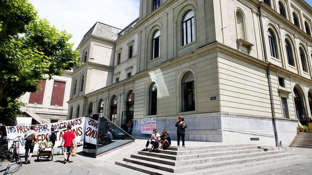 Requérants et manifestants devant le centre du Grütli, à Genève, 16.06.2015. [Keystone - Magali Girardin]