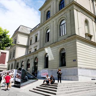 Requérants et manifestants devant le centre du Grütli, à Genève, 16.06.2015. [Keystone - Magali Girardin]