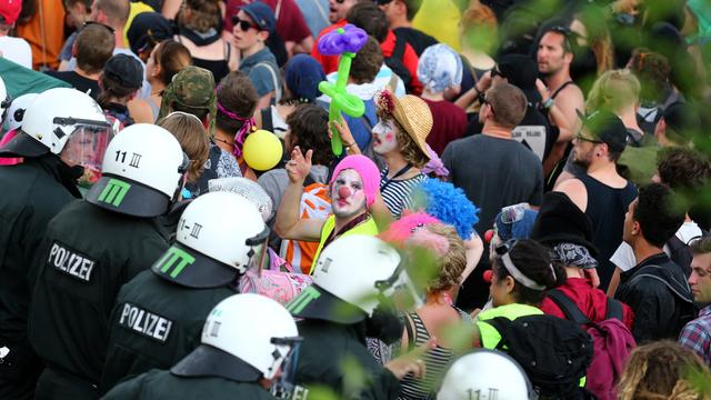 Policiers et manifestants face-à-face lors de la manifestation de protestation contre le Sommet du G7 à Garmisch-Partenkirchen, le 6 juin 2015.