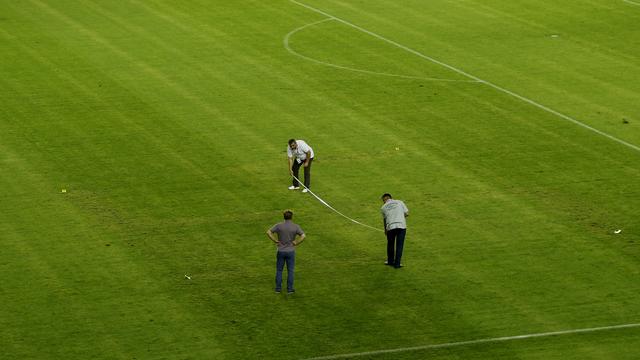 Une croix gammée était visible durant le match Croatie-Italie sur la pelouse du stade de Split avant que des employés n'interviennent, à la mi-temps, pour en effacer les traces. [Antonio Bronic]