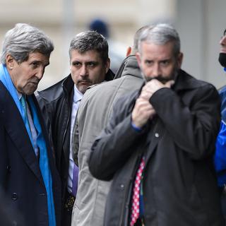 US Secretary of State John Kerry (L) arrives at his hotel on February 22, 2015 in Geneva. Kerry arrived in Geneva for renewed talks with his Iranian counterpart on Tehran's nuclear programme, after warning "significant gaps" remain as a key deadline approaches. Kerry is set to sit down for two days of talks with Iranian Foreign Minister Mohammad Javad Zarif, whose country denies its nuclear programme has military objectives. AFP PHOTO / FABRICE COFFRINI [AFP - FABRICE COFFRINI]
