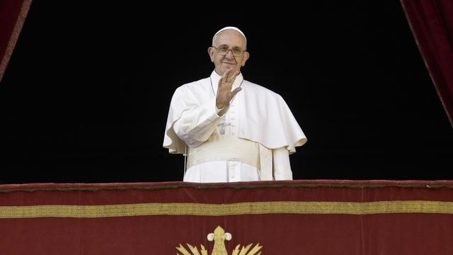 Le pape François, au cours de son message de Noël "urbi et orbi", ce vendredi 25 décembre 2015, au balcon de la Basilique Saint-Pierre. [AP Photo/Gregorio Borgia]