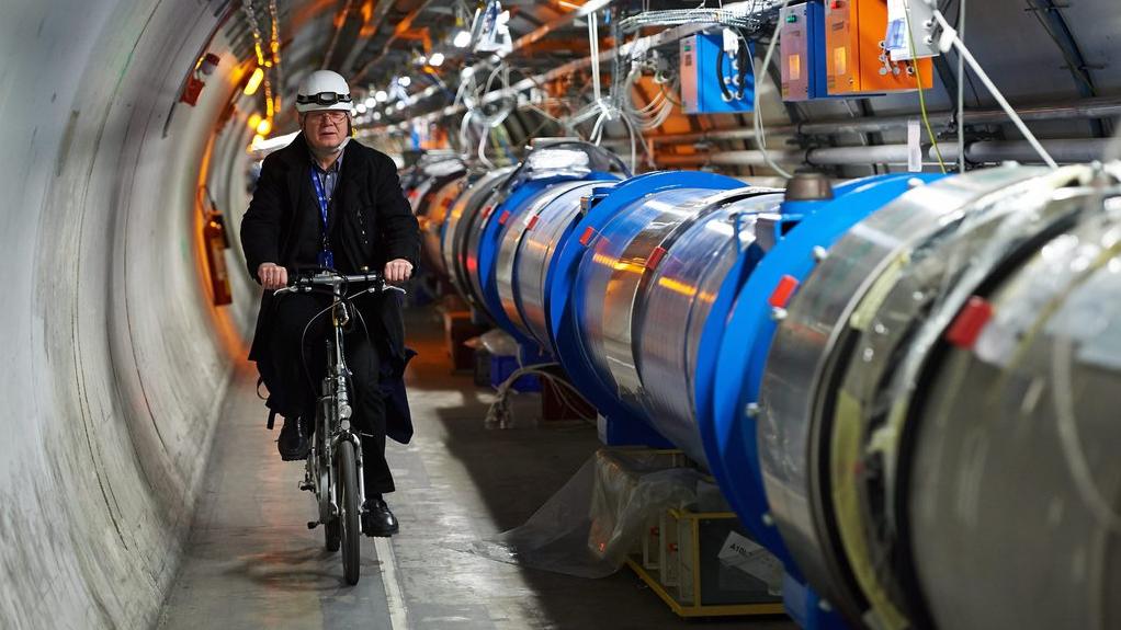 La puissance du LHC, situé sous la frontière franco-suisse a été quasiment doublée ces dernières années. [EPA/Keystone - Adam Warzawa]