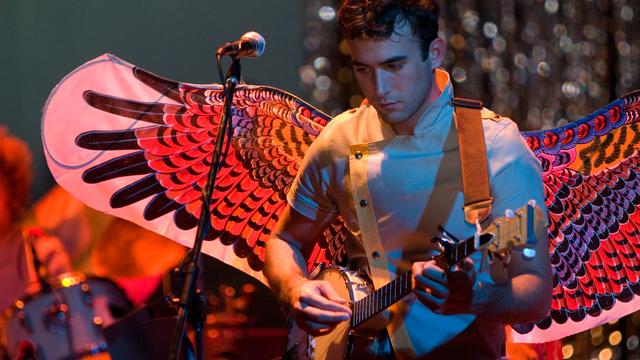 Sufjan Stevens joue de plusieurs instruments, avec une préférence pour le banjo.