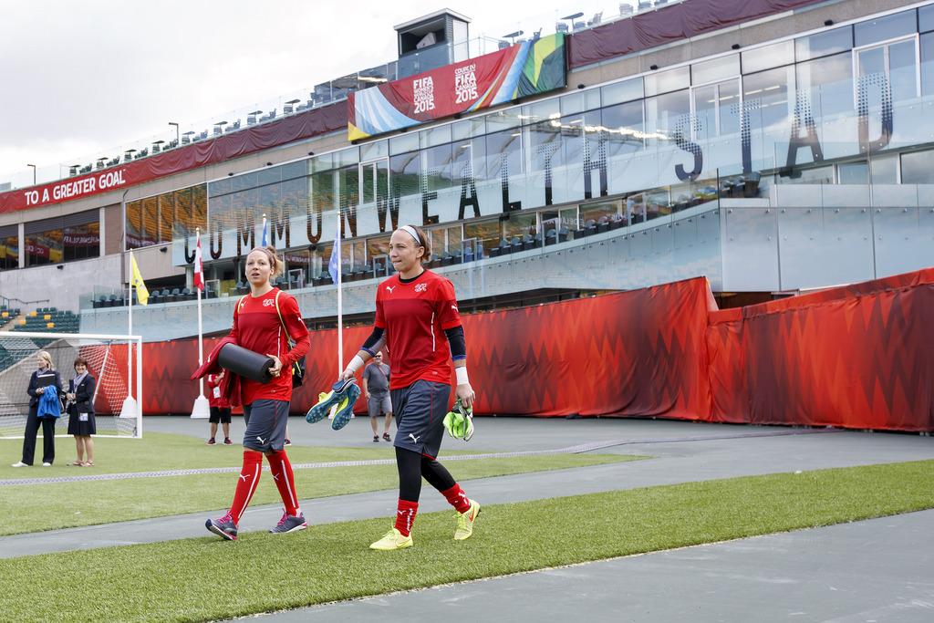 L'équipe de Suisse, ici Vanessa Bernauer (à g.) et Gaëlle Thalmann, ont découvert le Commonwealth Stadium. [KEYSTONE - Salvatore Di Nolfi]