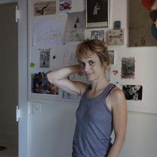 Anna Pieri devant le mur de sa cuisine, témoigne de sa créativité. [RTS - Delphine Gendre]