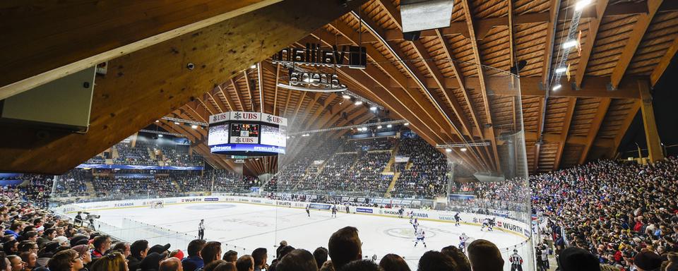 La patinoire de Davos où se déroule la Coupe Spengler. [Keystone - Gian Ehrenzeller]