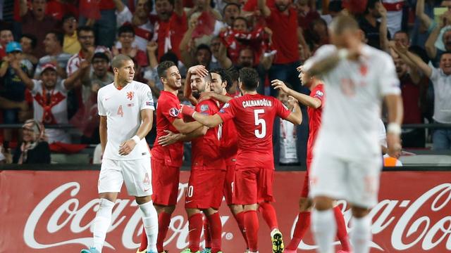 Arda Turan marque le 2-0 pour la Turquie et rend la position des Pays-Bas plus qu'alarmante. [Tolga Bozoglu]