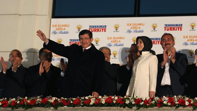 Le Premier ministre turc Ahmet Davutoglu aux côtés de son épouse durant son discours après la victoire de l'AKP.