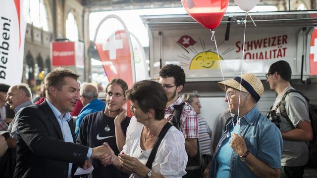L'UDC a investi la gare de Zurich pour lancer sa campagne en vue des élections d'octobre. [key - Ennio Leanza]