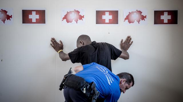 Un homme contrôlé à son arrivée en Suisse, à la douane de Chiasso. [Ti-Press/Pablo Gianinazzi]