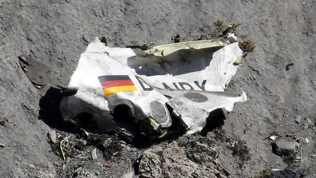 Un morceau de l’épave du vol 9525 de Germanwings, qui reliait Barcelone et Düsseldorf. Il a été précipité volontairement par son copilote sur le flan d’une montagne des Alpes du Sud le 24 mars. [Reuters - Emmanuel Foudrot]