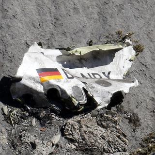 Un morceau de l’épave du vol 9525 de Germanwings, qui reliait Barcelone et Düsseldorf. Il a été précipité volontairement par son copilote sur le flan d’une montagne des Alpes du Sud le 24 mars. [Reuters - Emmanuel Foudrot]