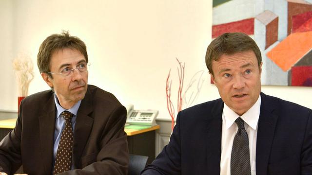 Claude-Henri Schaller, chef du service jurassien de l'économie et de l'emploi (gauche), et Michel Probst, ministre jurassien de l'Economie. [RTS - Gaël Klein]