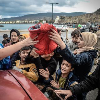 De nombreux volontaires pallient l'absence de l'Etat pour venir en aide aux migrants débarqués sur l'île de Kos. [NurPhoto/AFP - Artur Widak]