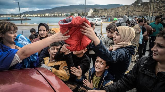 De nombreux volontaires pallient l'absence de l'Etat pour venir en aide aux migrants débarqués sur l'île de Kos. [NurPhoto/AFP - Artur Widak]