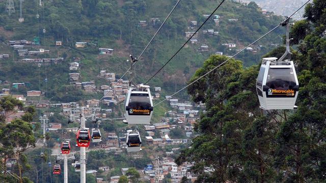 L'installation de métrocâbles pour résoudre les problèmes liés au trafic, comme ici à Medellin, en Colombie, séduit de plus en plus de villes. [EPA/EDGAR DOMINGUEZ]