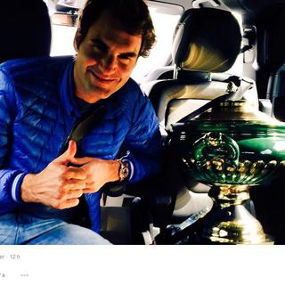 21 juin, Halle: Roger Federer triomphe pour la 8e fois sur le gazon allemand aux dépens d'Andreas Seppi en finale (7-6 6-4). De bon augure avant Wimbledon dans une semaine. [Roger Federer, twitter]