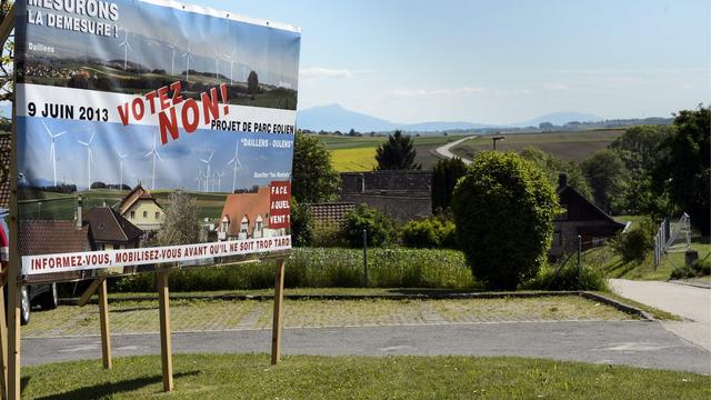 Une banderole incitant à voter non au parc éolien sur deux communes du Gros-de-Vaud en 2013. [Keystone - Laurent Gillieron]