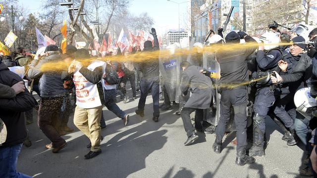 A Ankara, la police a eu recours au gaz lacrymogène pour disperser des opposants à l'islamisation des cours dispensés dans les écoles publiques. [Stringer]