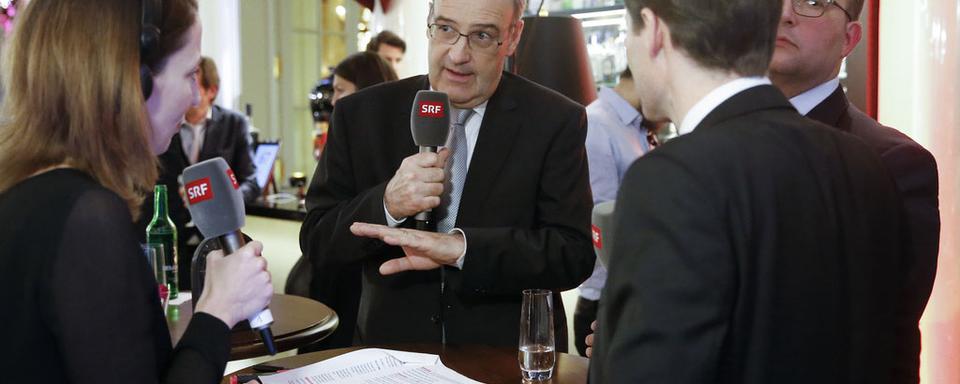 Guy Parmelin et Thomas Aeschi interviewés par la radio alémanique SRF mardi soir à l'hôtel Bellevue. [Keystone - Peter Klaunzer]