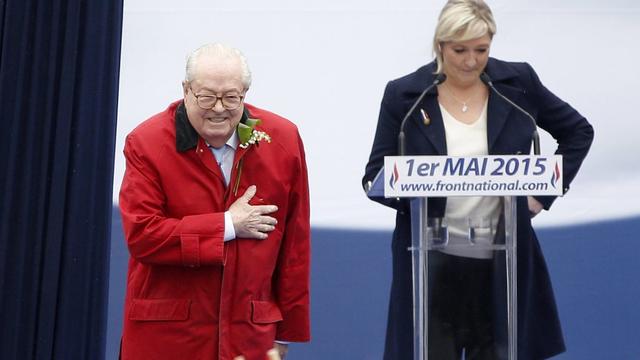 Jean-Marie Le Pen s'est invité de manière impromptue à la tribune lors du rassemblement du FN pour le 1er mai. [Yoan Valat - EPA]