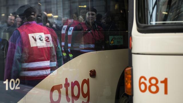 Une partie du personnel des TPG avait fait grève le 19 novembre 2014 à Genève pour protester contre le démantèlement des services publics et la suppression annoncée de 100 emplois.