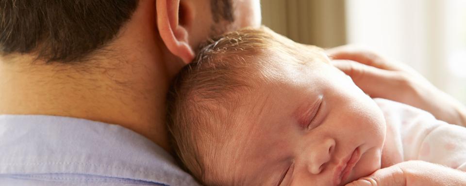 Jeune papa avec bébé. [Fotolia - Monkey Business]