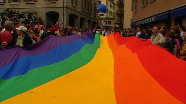 Drapeau arc-en-ciel à la première Pride de Sion, 2001. [RTS]