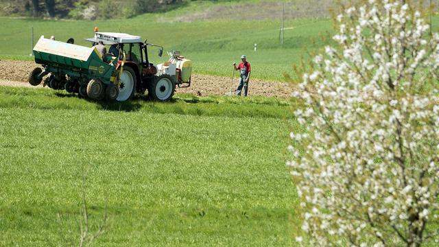 Des agriculteurs se voient forcés de cesser leur activité. [Keystone - Peter Schneider]