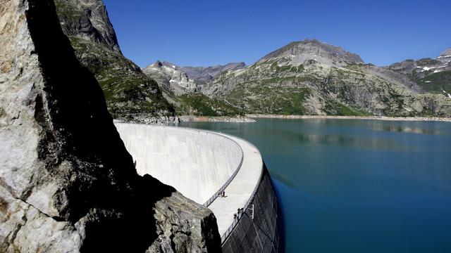 Le Valais met l'accent sur la production des énergies renouvelables (ici, le barrage d'Emosson). [Keystone - Jean-Christophe Bott]