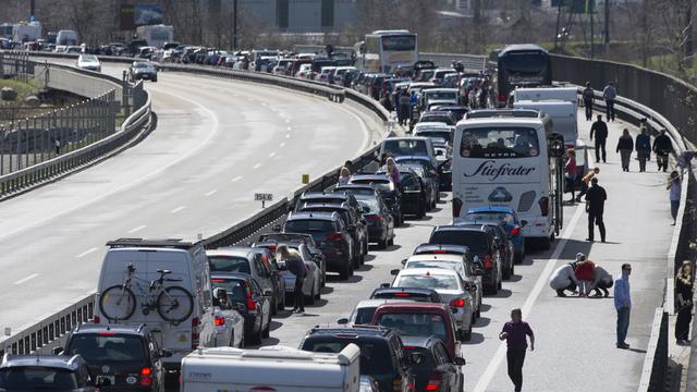 Bouchon au Gothard sur l'autoroute A2 en direction du sud, le 3 avril 2015. [Keystone - Anthony Anex]