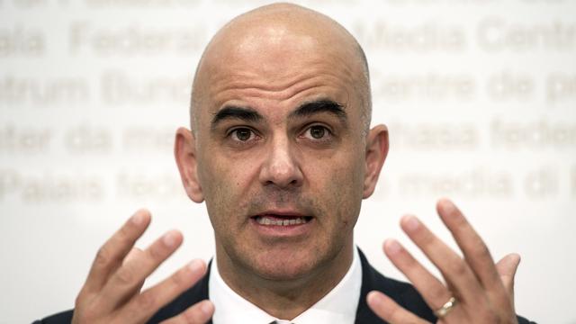 La décision de la commission constitue une première victoire pour Alain Berset. [Keystone - Peter Schneider]