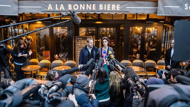 Romain Debray et Audray Bily assaillis par les journalistes à la réouverture de leur café "A la bonne bière", trois semaines après les attentats. [EPA - Christophe Petit Tesson]