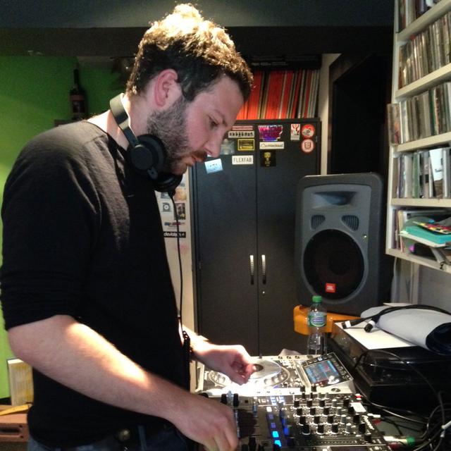 DJ Herkul dans les studios de Couleur 3 pour "Set Actuel". [RTS]