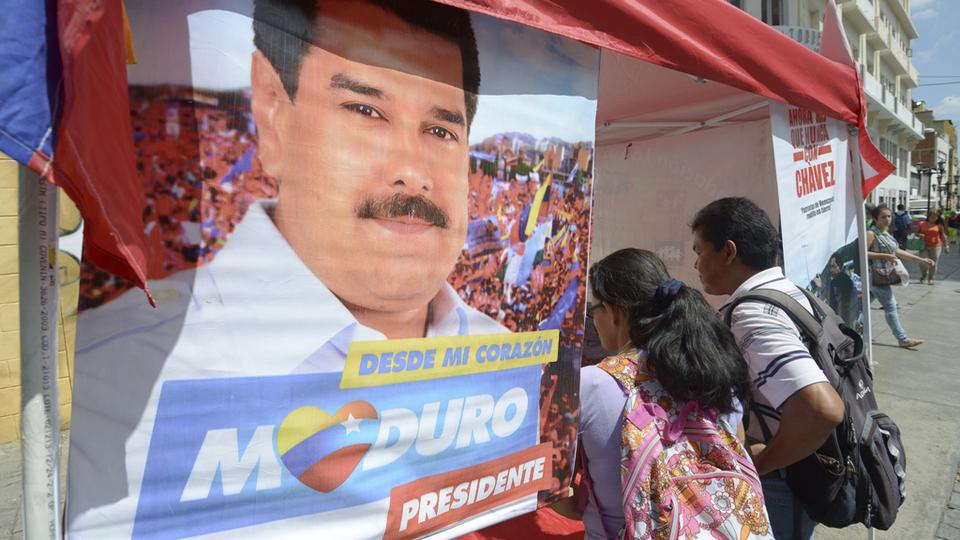 A quelques jours des élections législatives du 6 décembre, les postes de campagne en faveur du président Maduro se rendent visibles dans les rues de Caracas. [AFP - Juan Barreto]