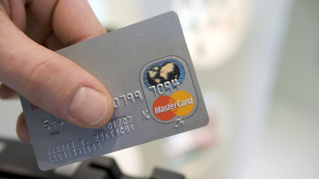 Mastercard est accusé d'avoir facturé des tarifs excessifs en Grande-Bretagne pendant 16 ans. [Keystone - Martin Rütschi]