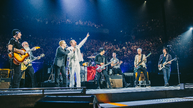 Le moment où Eagles of Death Metal et U2 étaient sur scène ensemble à Bercy. [LIVENATION/AFP - Danny North]