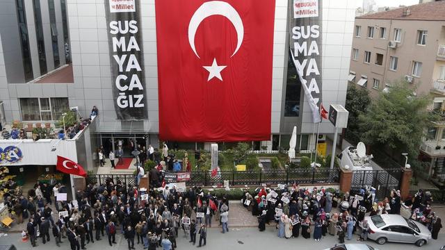 Les sympathisants du mouvement de Fethullah Gülen manifestaient mardi devant les locaux de Kanalturk TV pour dénoncer la décision de la justice de mettre la chaîne sous tutelle.