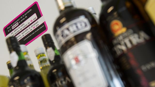 Selon Addiction Suisse, la plupart des ados se procurent l'alcool auprès de proches ou en l'achetant alors que cela est interdit aux moins de 16 ans. [Jean-Christophe Bott]