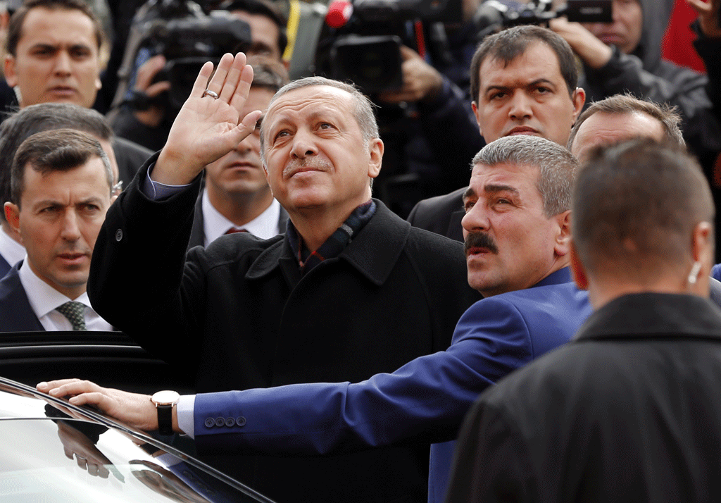 Les premiers résultats partiels des élections législatives turques de ce dimanche donnent le parti islamo-conservateur du président turc Recep Tayyip Erdogan largement vainqueur. [Reuters - Murad Sezer]